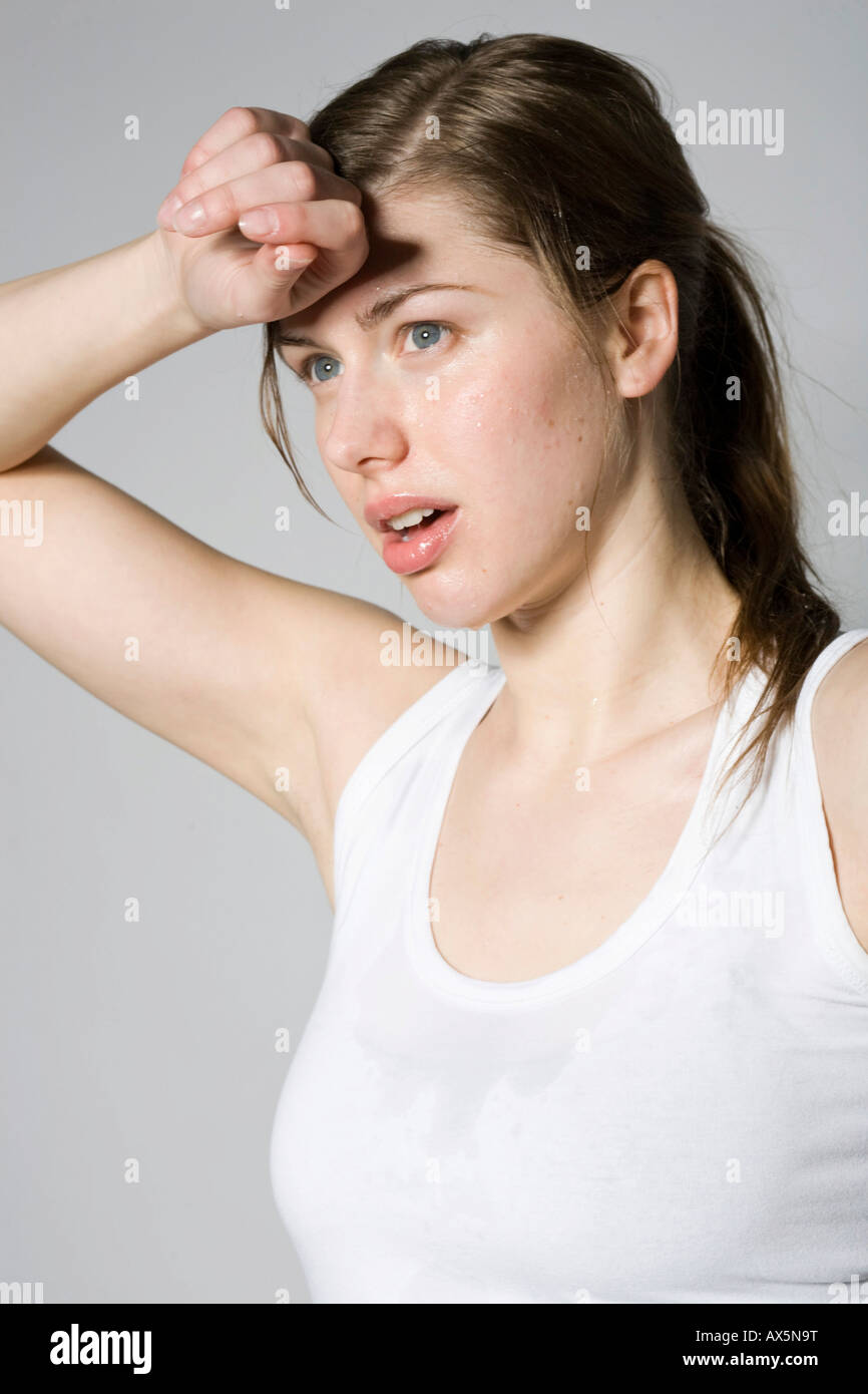 Giovane donna esausto dopo un work-out Foto Stock