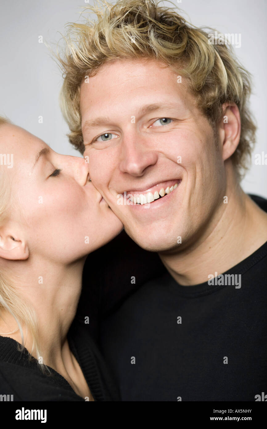 Donna Uomo bacio sulla guancia Foto Stock