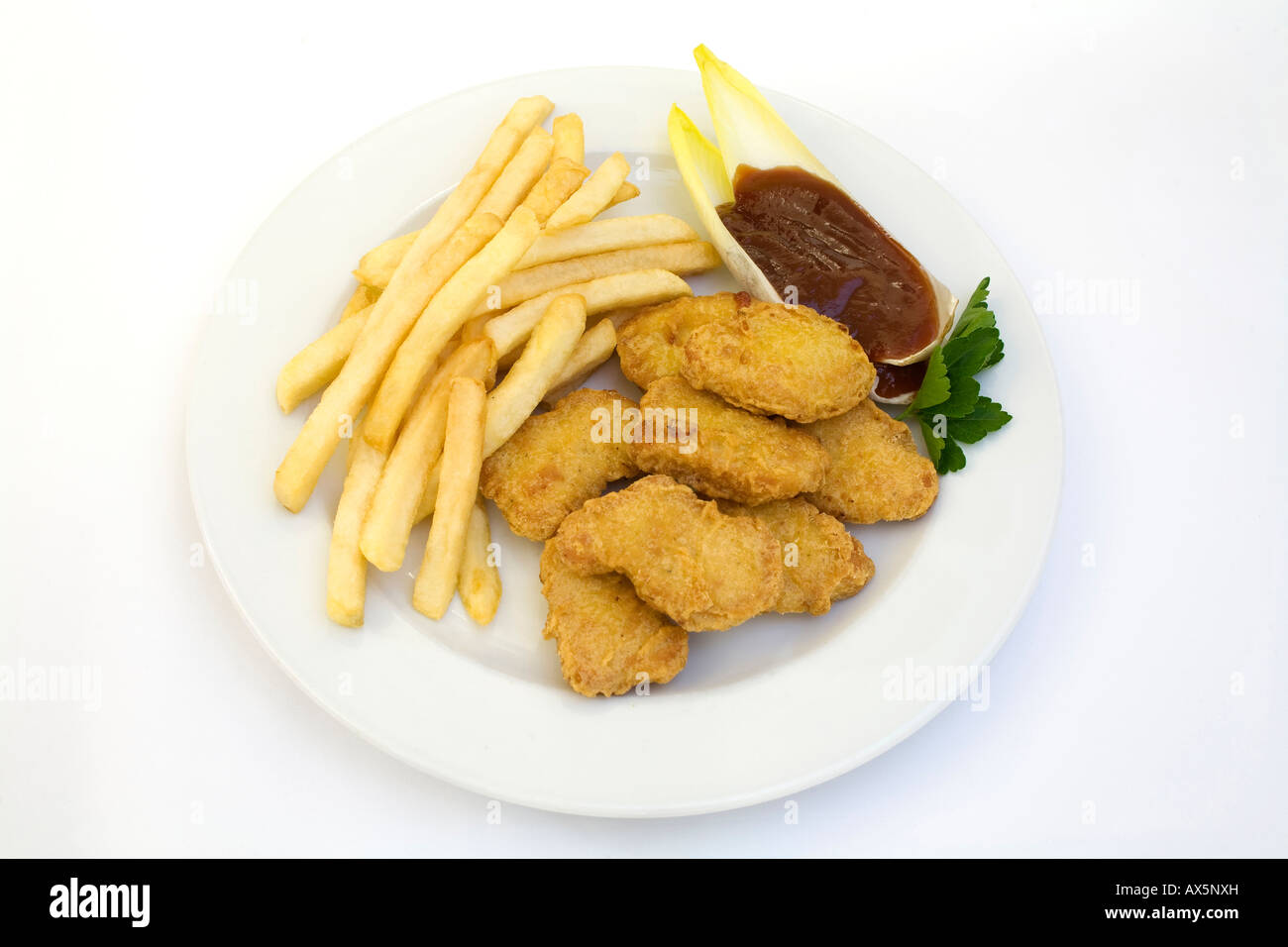 Pepite di pollo con salsa barbecue e patatine Foto Stock