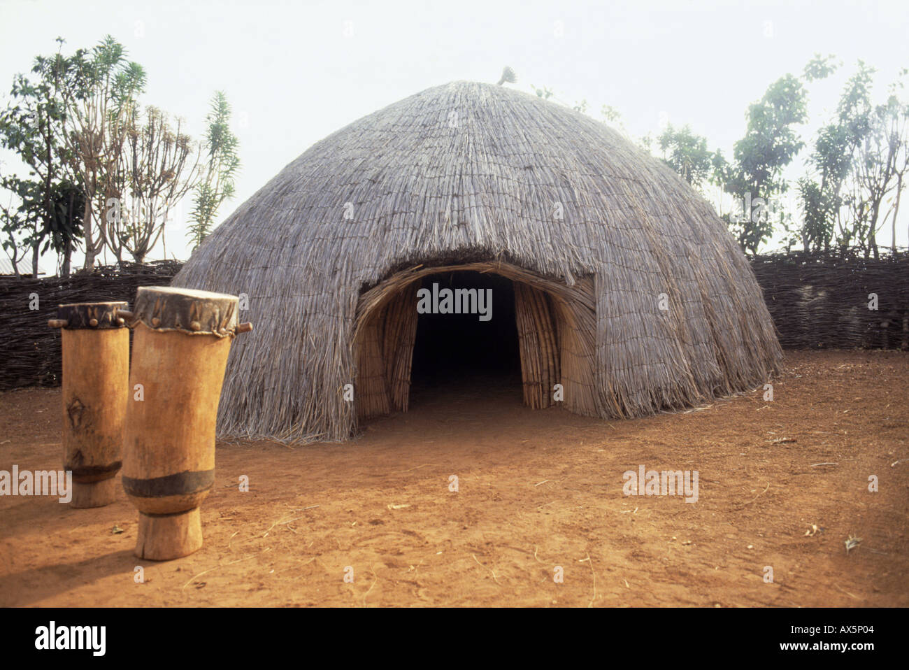 Karrera, Burundi. Tradizionale casa di reed con tamburi all'esterno. Foto Stock