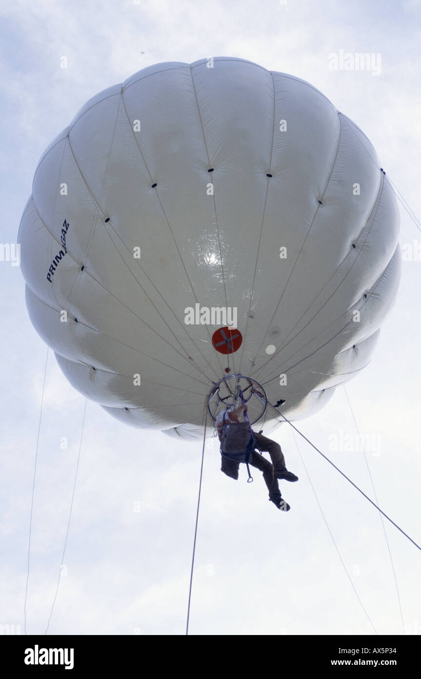 Makande, Gabon. Francesco Halle nel palloncino elio al Campo Base. Foto Stock