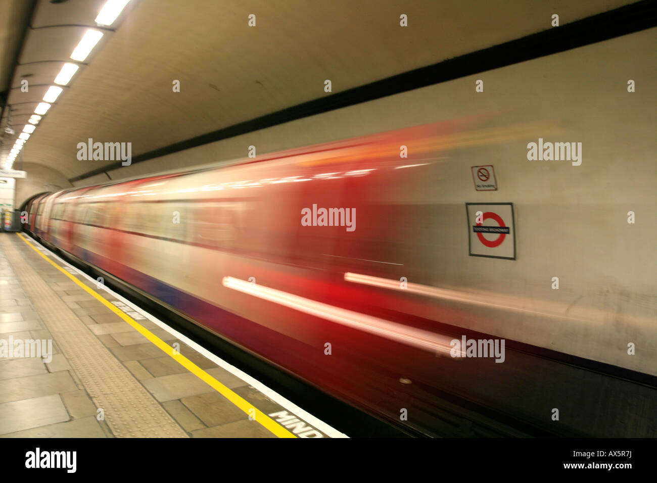 In treno arrivando a Tooting Broadway la stazione della metropolitana di Londra, Inghilterra, Regno Unito, Europa Foto Stock