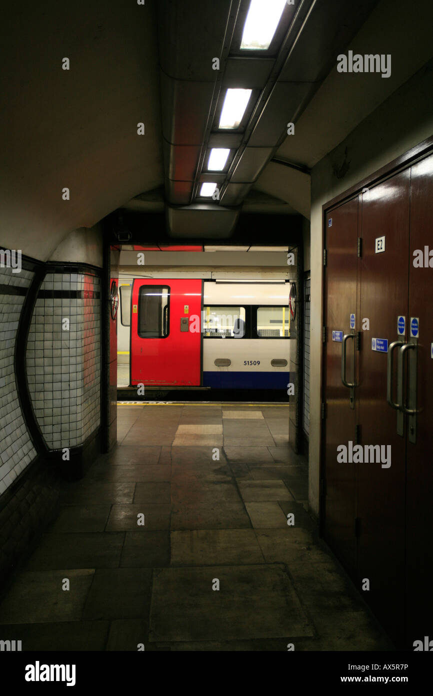 Passando in treno e pareti piastrellate interno alla stazione della metropolitana di Colliers Wood, Londra, Inghilterra, Regno Unito, Europa Foto Stock