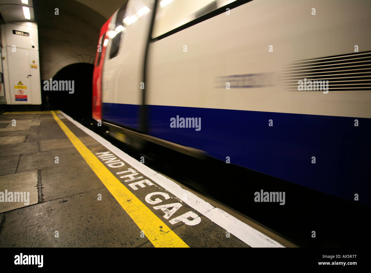 Mente il divario - Nota di sicurezza a South Wimbledon la stazione della metropolitana di Londra, Inghilterra, Regno Unito, Europa Foto Stock