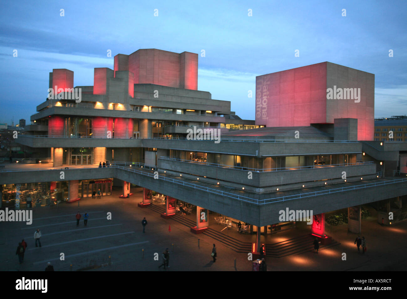 Teatro Nazionale sulla riva del fiume Thames, London, England, Regno Unito, Europa Foto Stock