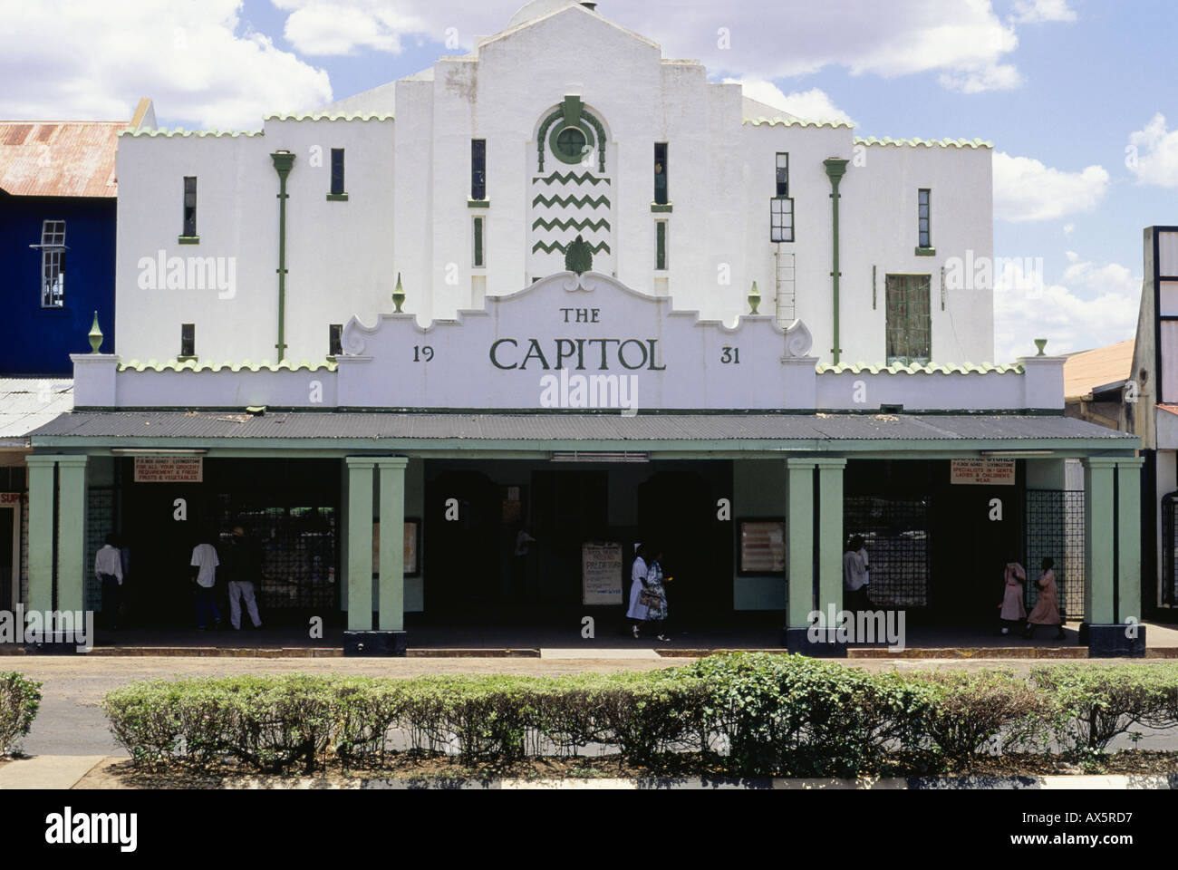 Livingstone, Victoria Falls, Zambia. Il Campidoglio, un piccolo ufficio e negozio di edificio dipinto di bianco. Foto Stock