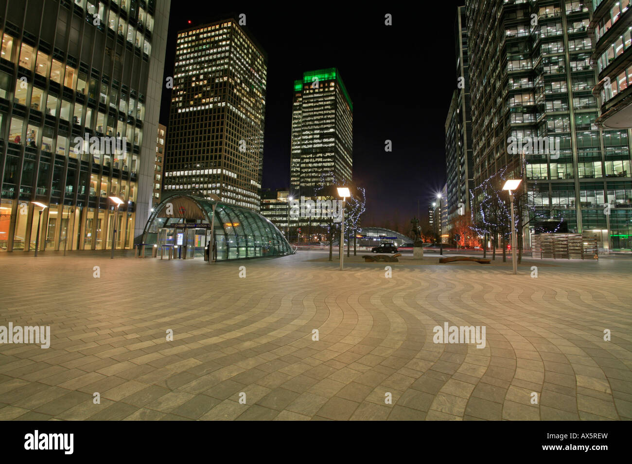 Canary Wharf con il Canada Square, ingresso alla stazione della metropolitana e di grattacieli, Docklands, Londra, Inghilterra, Regno Unito, Europa Foto Stock