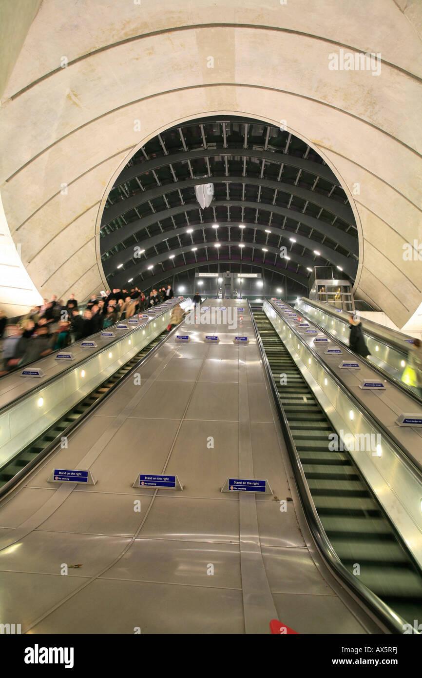 Scale mobili e la cupola di vetro e alla stazione metropolitana di Canary Wharf, Docklands, Londra, Inghilterra, Regno Unito, Europa Foto Stock