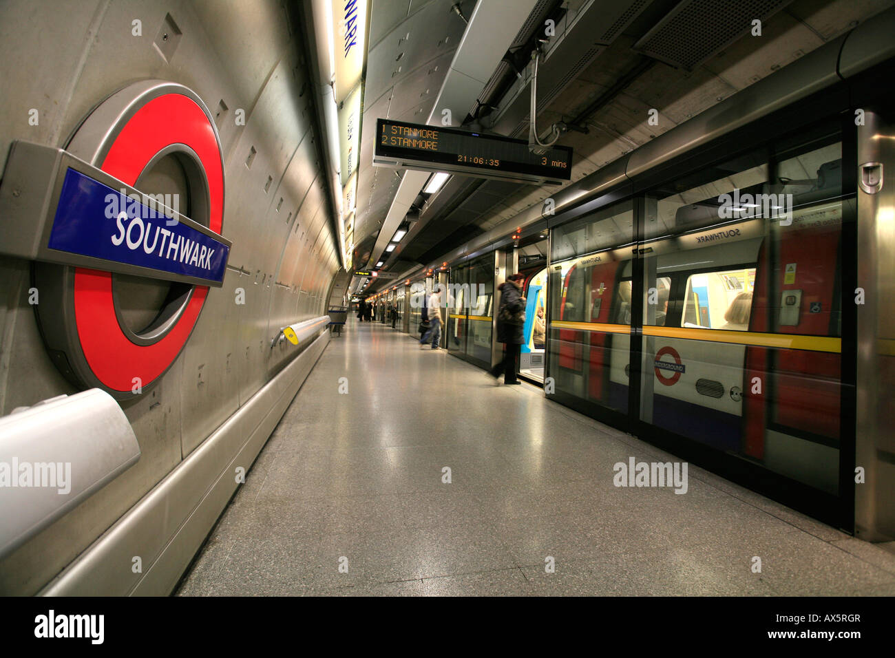 Il logo di tubo e treno arrivando a Southwark la stazione della metropolitana di Londra, Inghilterra, Regno Unito, Europa Foto Stock