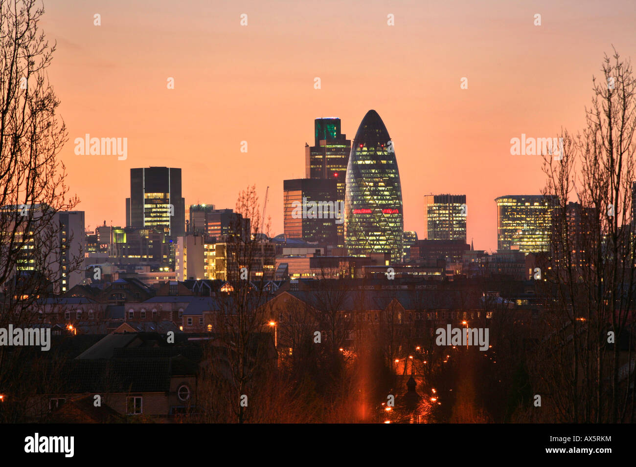 City of London grattacieli con Swiss Re torre come visto dalla collina di Docklands, Canada Acque, Docklands, Londra, Inghilterra, Regno Unito, Euro Foto Stock