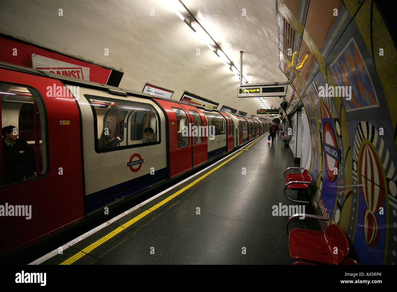 Il logo di tubo, piastrelle colorate e treni che arrivano a Londra Arch Stazione della metropolitana di Londra, Inghilterra, Regno Unito, Europa Foto Stock