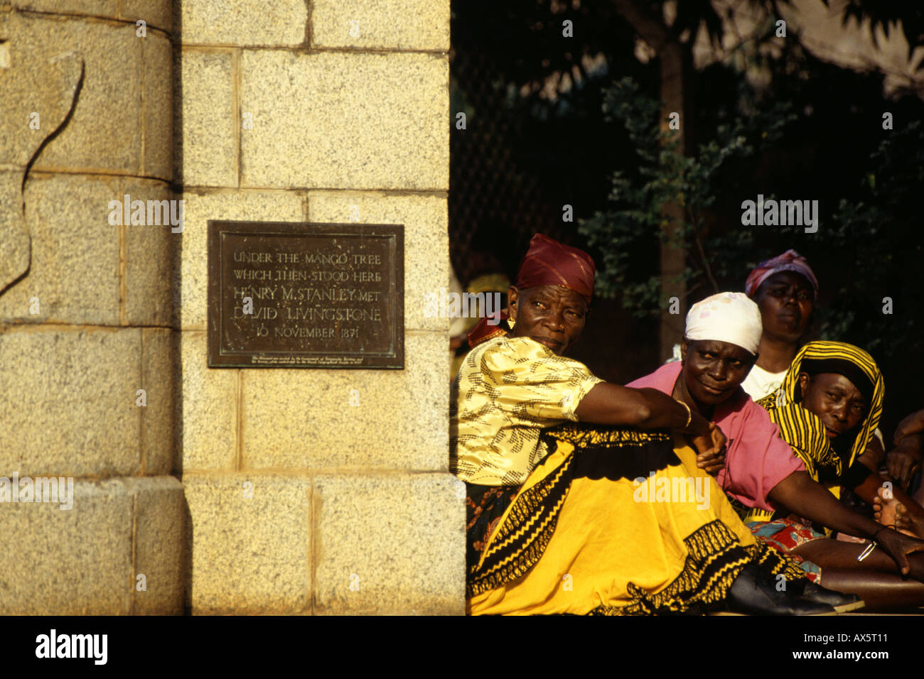 Ujiji, Tanzania. Donne locali seduti accanto al monumento in cui David Livingstone incontrato Enrico Moreton Stanley. Foto Stock