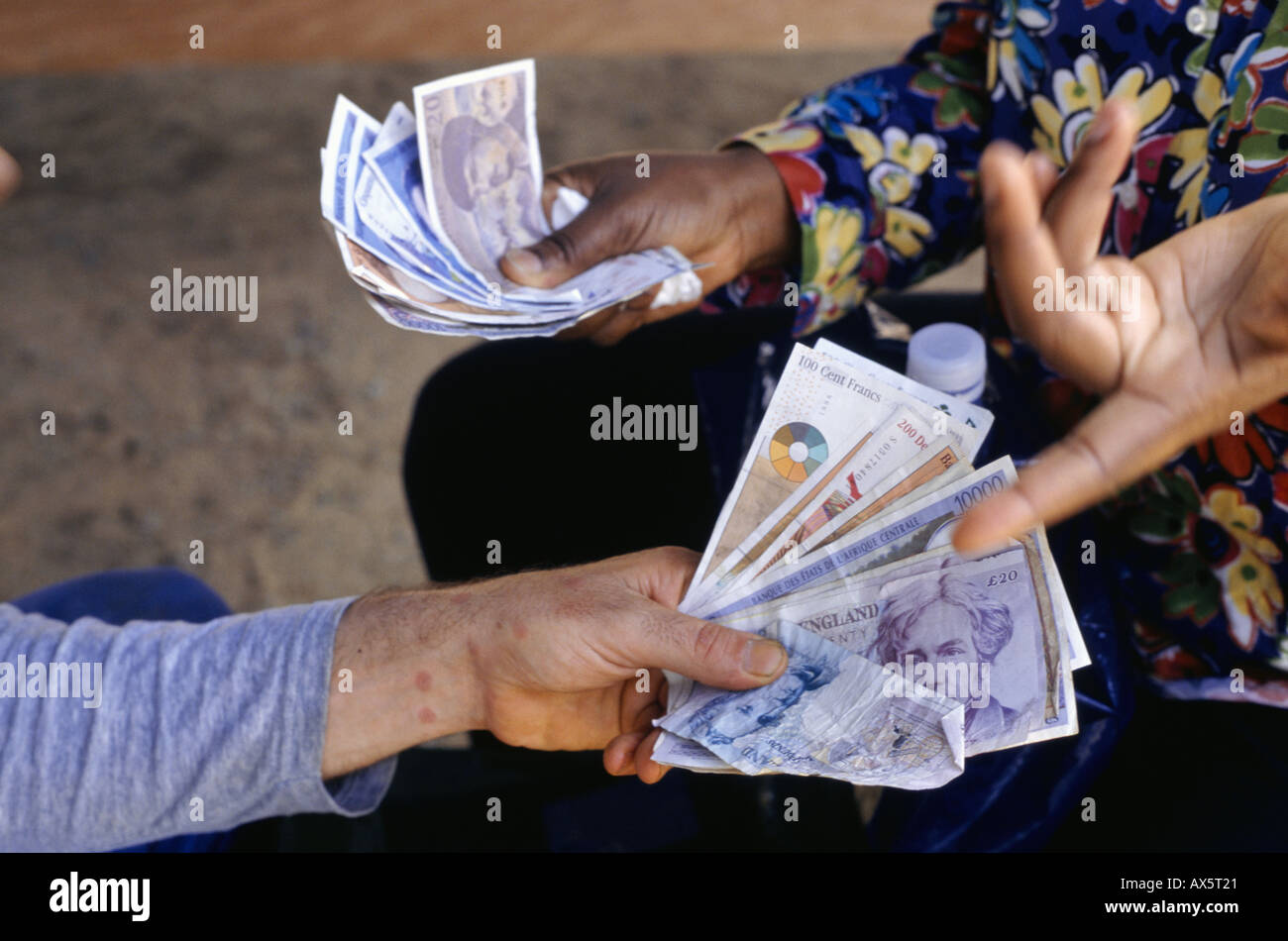 Libreville, Gabon. Caricatore di denaro offrendo Gabon moneta in cambio di sterline e franchi francesi. Foto Stock