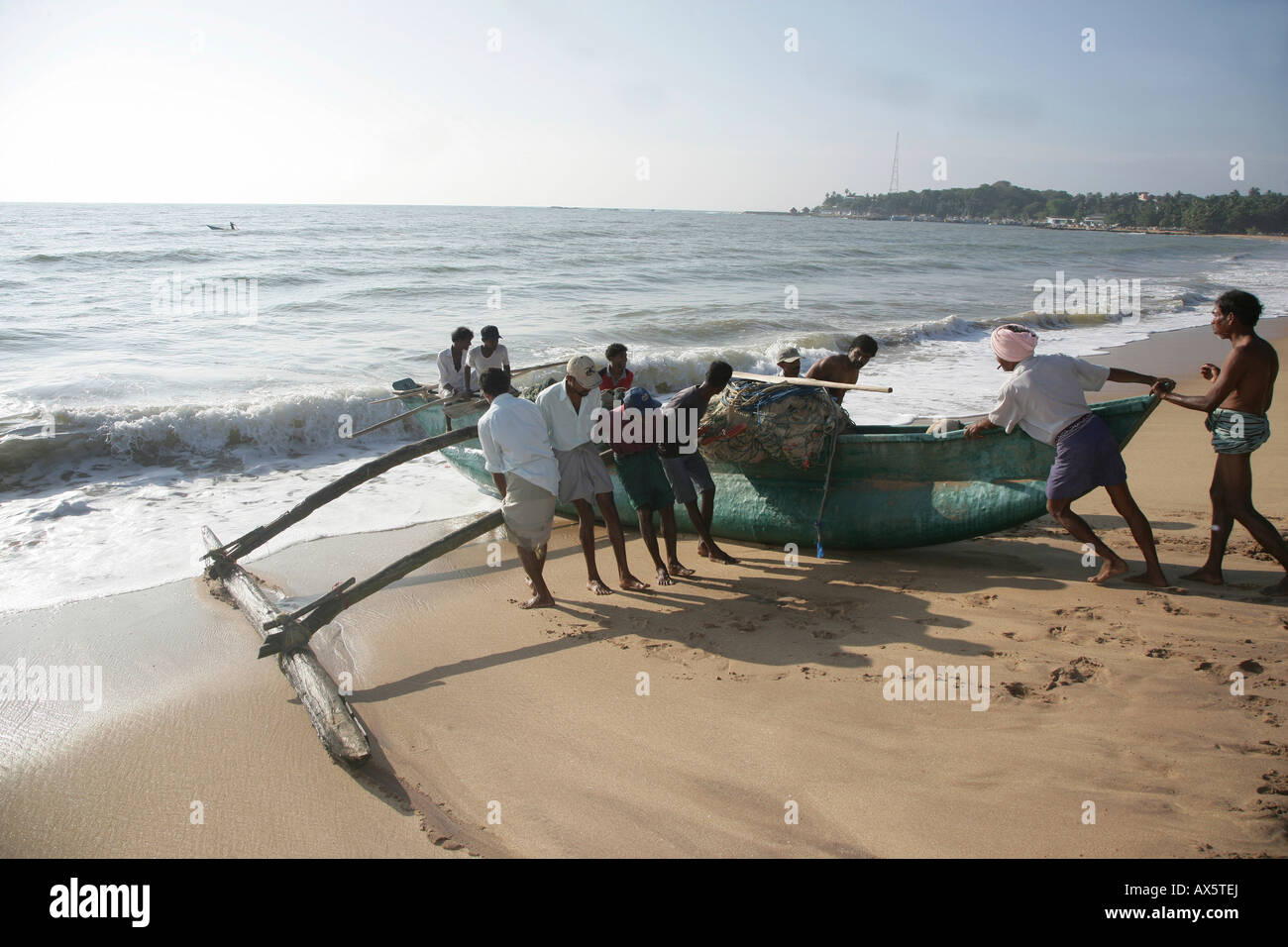 Barca da pesca sulla spiaggia, Tangalle, Sri Lanka, Asia Foto Stock