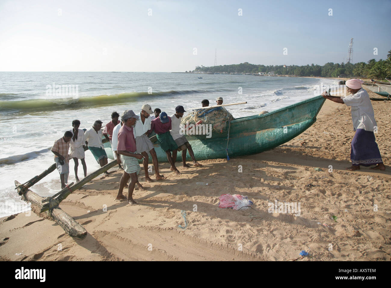 Barca da pesca sulla spiaggia, Tangalle, Sri Lanka, Asia Foto Stock