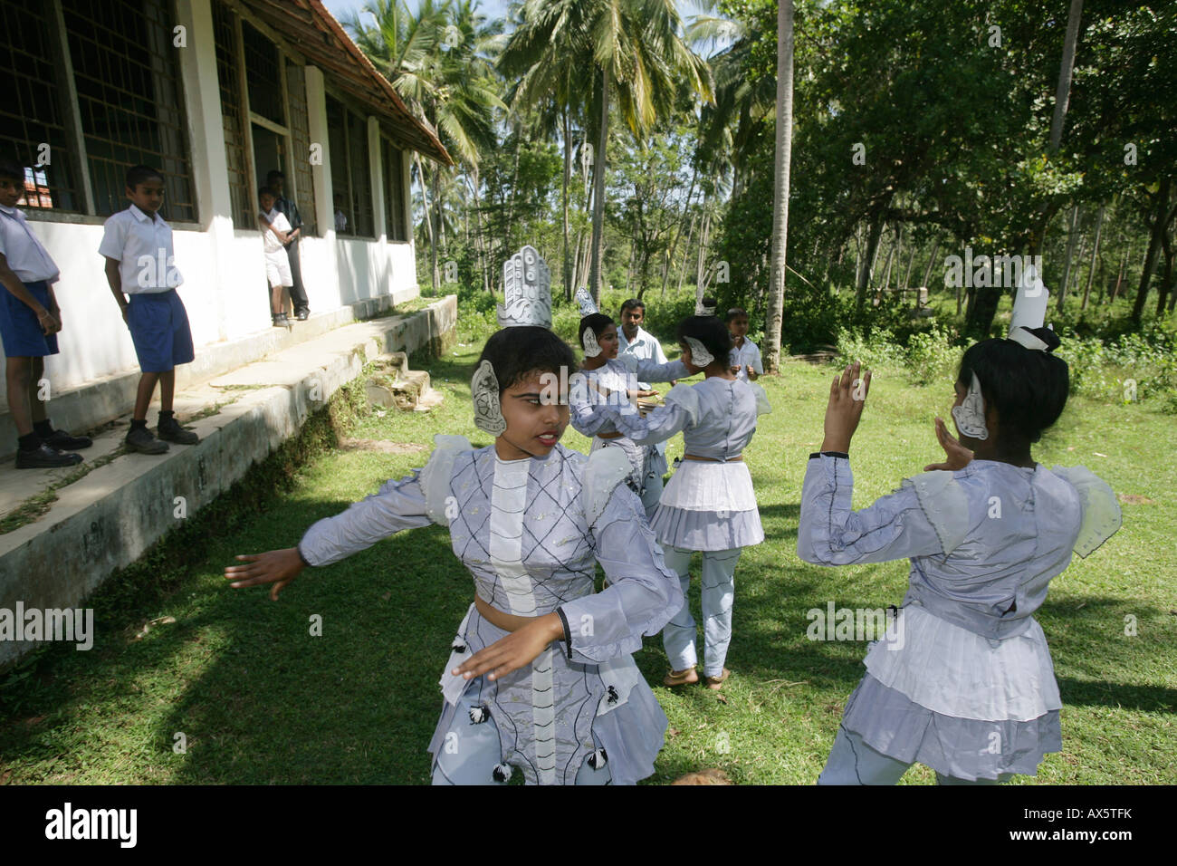 I bambini di eseguire una danza tradizionale in una scuola per i bambini sordi in Tangalle, Sri Lanka, Asia Foto Stock