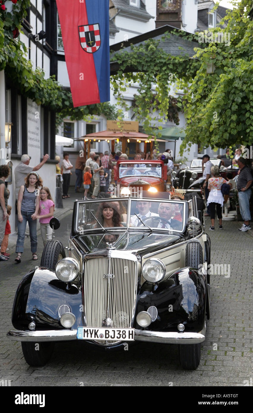 Due vintage Horch vetture durante le cerimonie di apertura per la più antica della Germania festa del vino a Winningen an der Mosel, Rhineland-Pa Foto Stock
