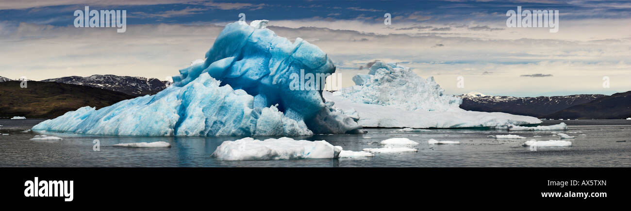 Panoramica di un iceberg crollando in un fiordo, Igaliko vicino a Narsaq in Groenlandia Foto Stock