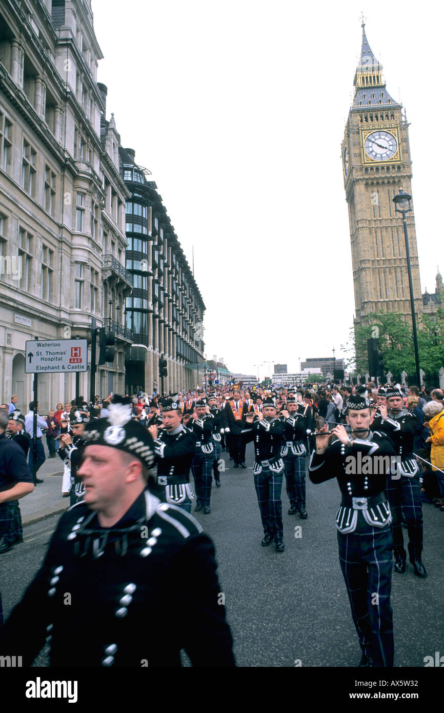 Irish parade presso Willaim arancione nella parte anteriore del Big Ben di Londra Inghilterra Foto Stock