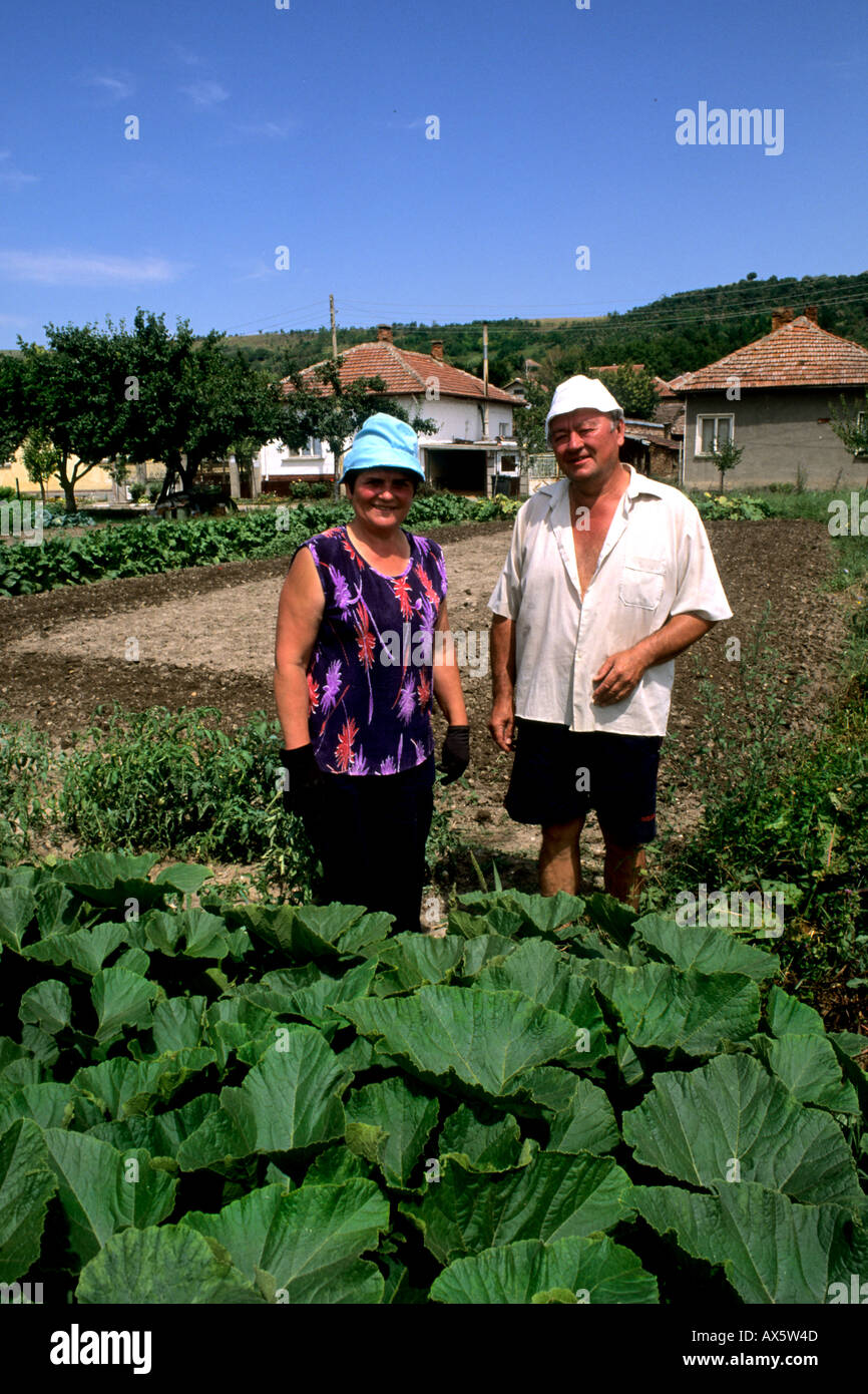 Ritratto di famiglia mentre giardinaggio in cantiere nei pressi di Sofia, Bulgaria Foto Stock