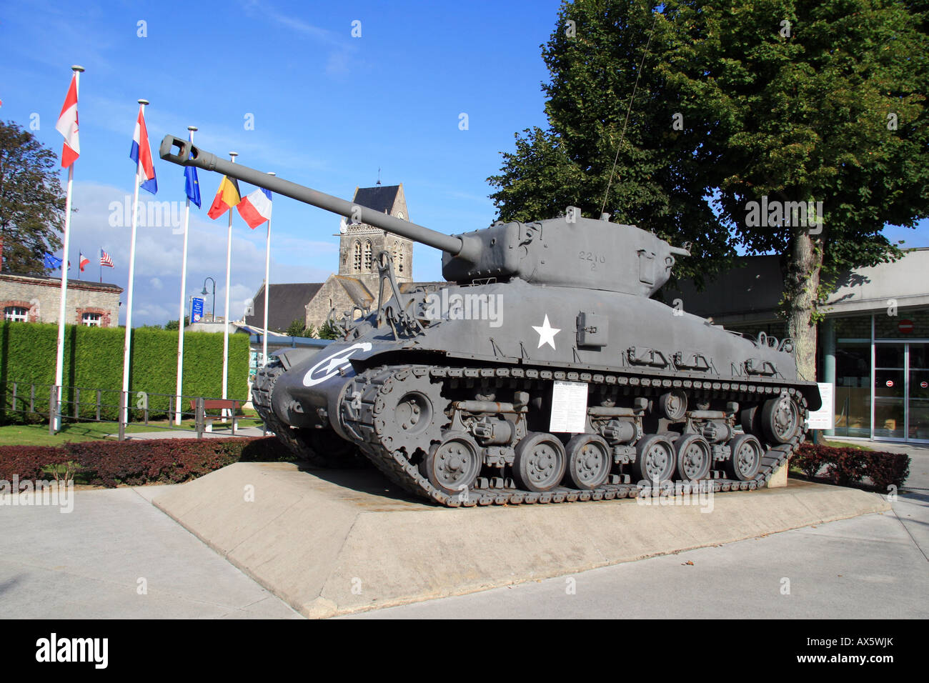 Sherman serbatoio sul display vicino all'ingresso del museo aerotrasportato, Sainte-Mère-Eglise, in Normandia. Foto Stock