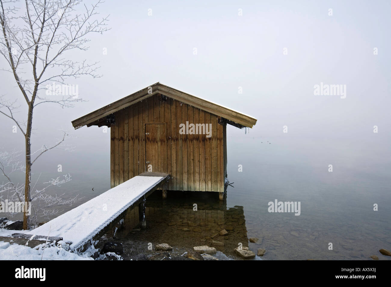 Il Boathouse in riva al Kochelsee (Lago Kochel) avvolta nella nebbia bavarese, pre-Alpi, Alta Baviera, Baviera, Germania, e Foto Stock