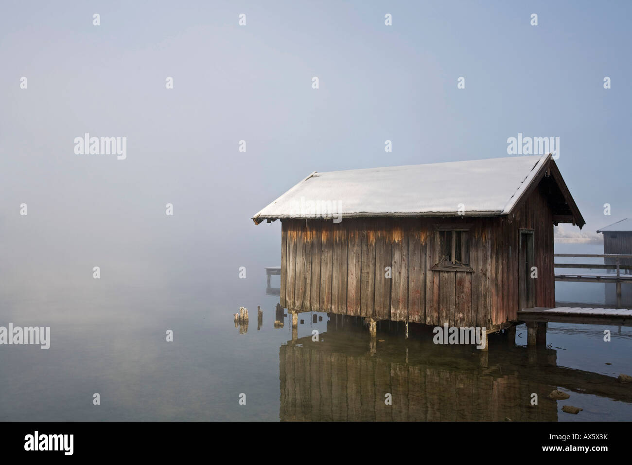 Il Boathouse in riva al Kochelsee (Lago Kochel) avvolta nella nebbia bavarese, pre-Alpi, Alta Baviera, Baviera, Germania, e Foto Stock