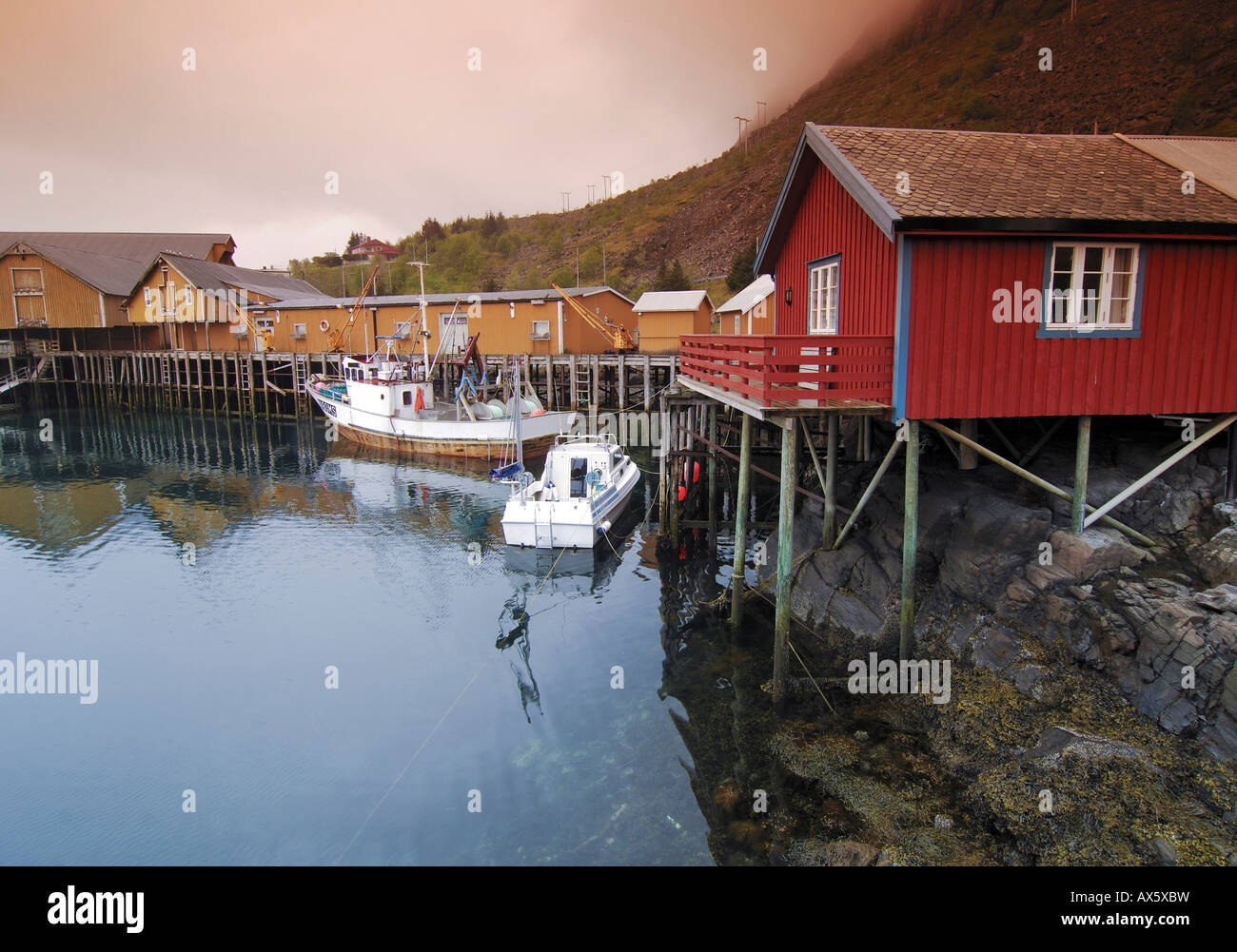 Casoni da pesca, pesca insediamento in Reine, Lofoten, Norvegia, Scandinavia, Europa Foto Stock