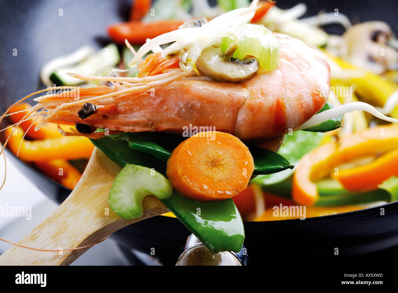 Verdure e gamberi cotti nel wok Foto Stock