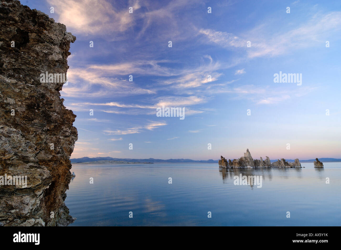 Il tufo interessanti formazioni rocciose, Mono Lago, Lee Vining, CALIFORNIA, STATI UNITI D'AMERICA Foto Stock