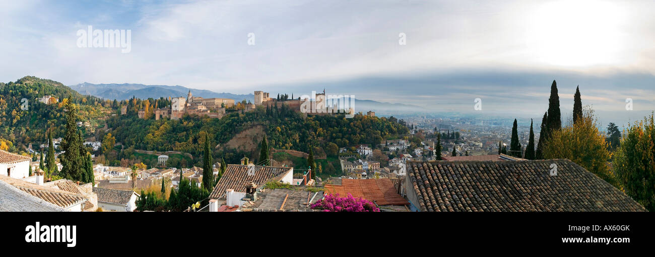 Vista panoramica della Alhambra e della Sierra Nevada in background, Granada, Andalusia, Spagna, Europa Foto Stock