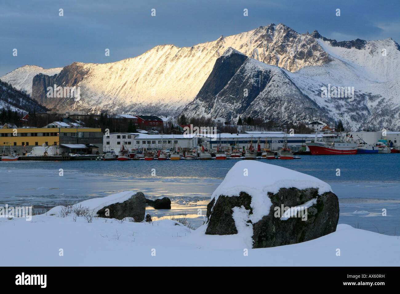 Mefjordbotn pesca costiera borgo incastonato tra le montagne senja inverno artico Norvegia Foto Stock