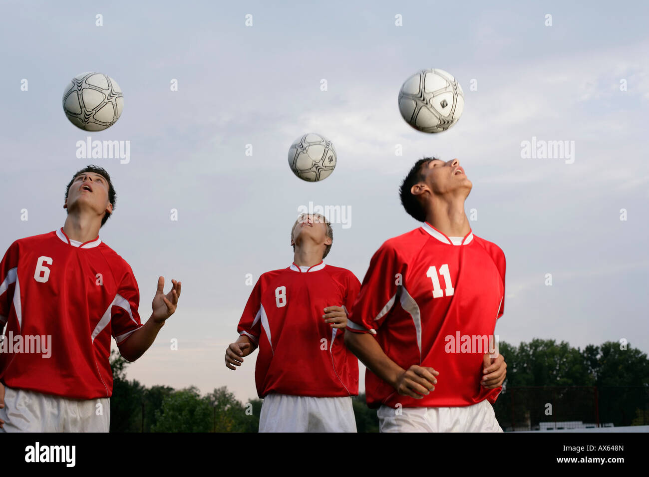 I giocatori di calcio facendo esercizi di testata Foto Stock