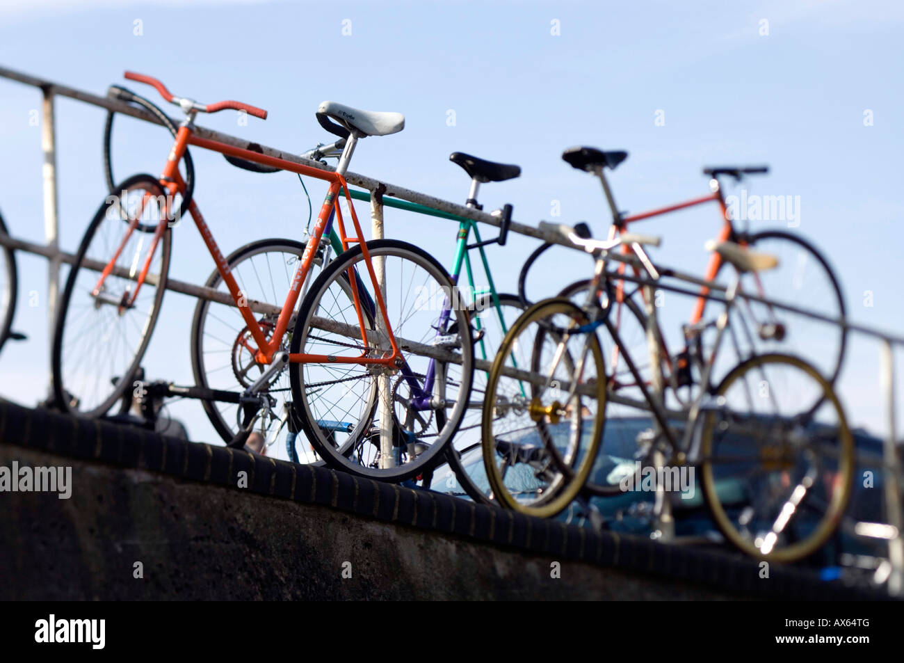 Spettatore la biciclette bloccato alla ringhiera a herne hill velodrome, South London, Regno Unito Foto Stock