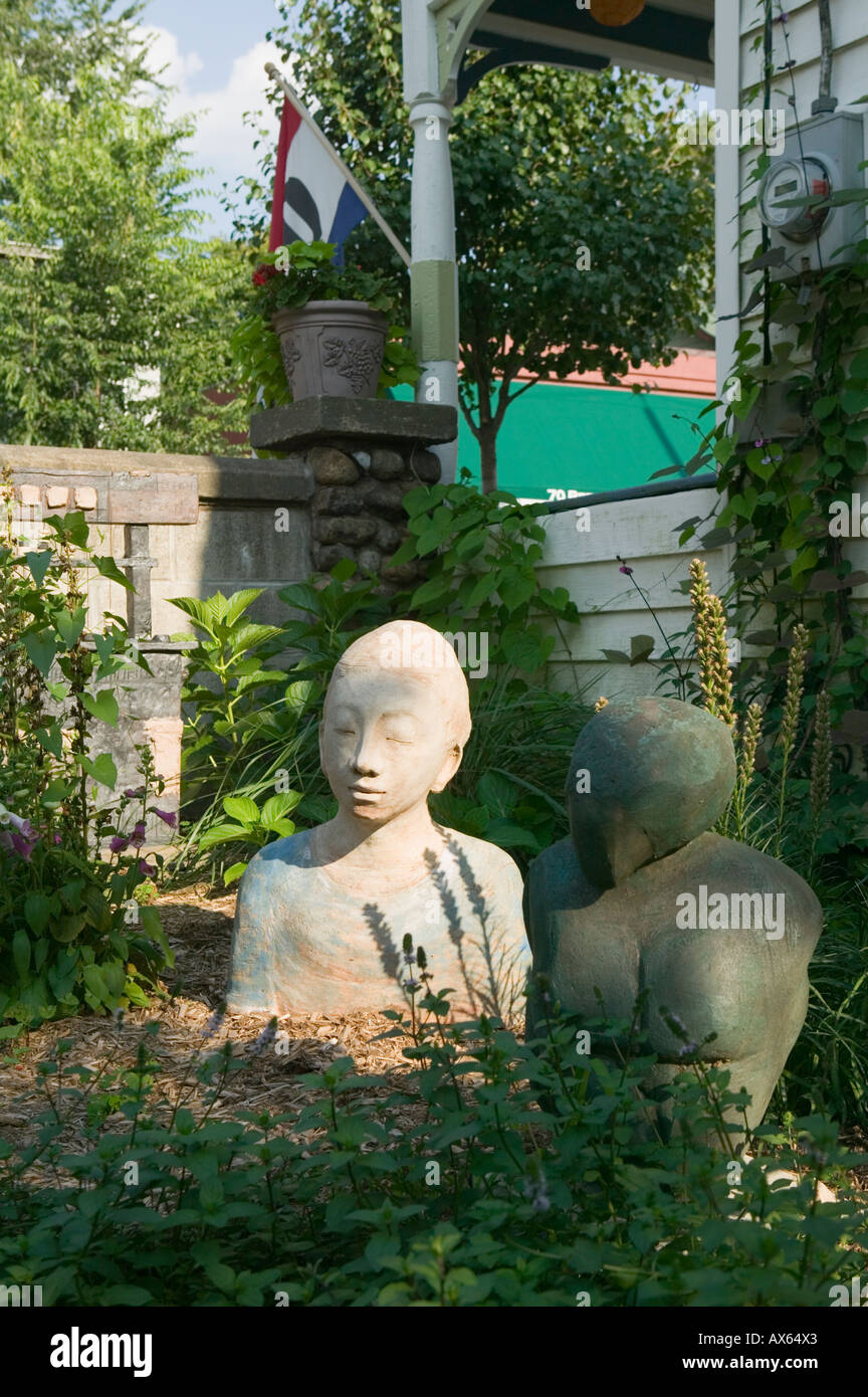 Un giardino di sculture a Beekman street art gallery district Saratoga Springs New York Foto Stock