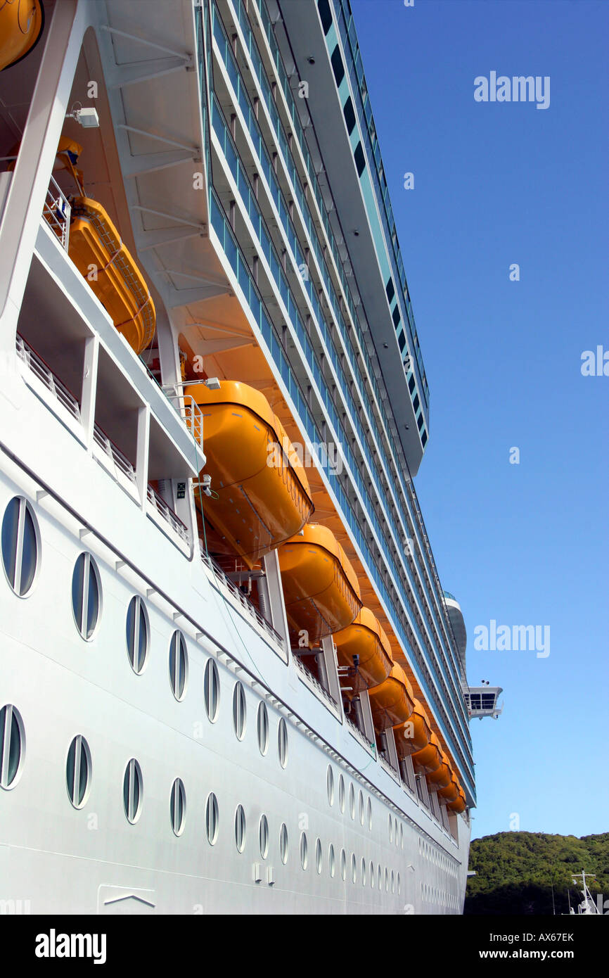 Le imbarcazioni di salvataggio sul Royal Caribbean linee Cuise Mariner dei mari non rilasciato Foto Stock