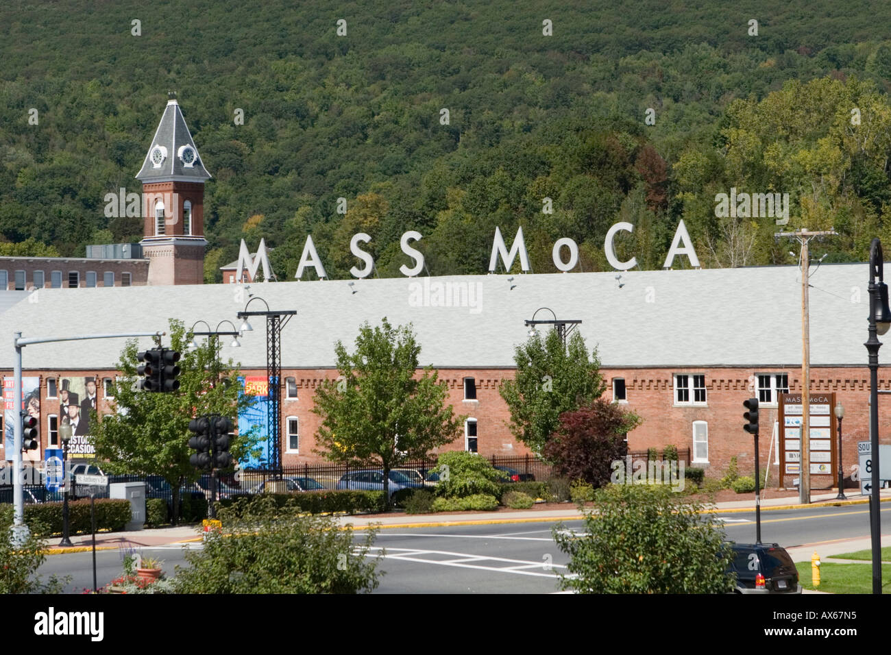 Il Mass MoCA Massachusetts Museum of Contemporary Art North Adams in ratti Sprague ex elettrico complesso industriale sul fiume Hoosic Foto Stock