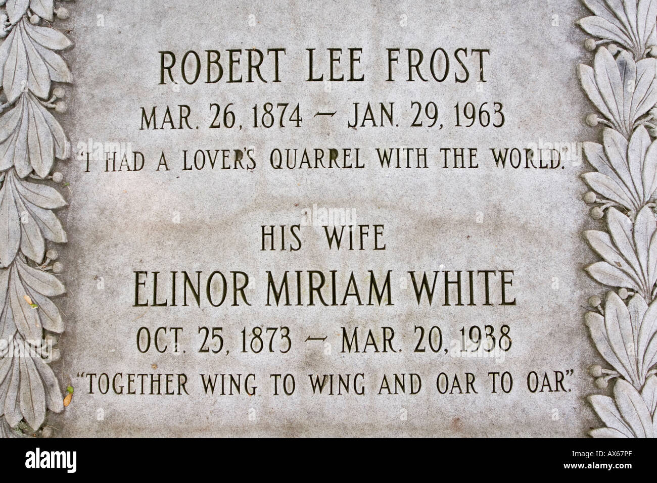 Lapide del poeta Robert Frost e la moglie Eleonora, nel cimitero della Chiesa congregazionale, Bennington, Vermont Foto Stock