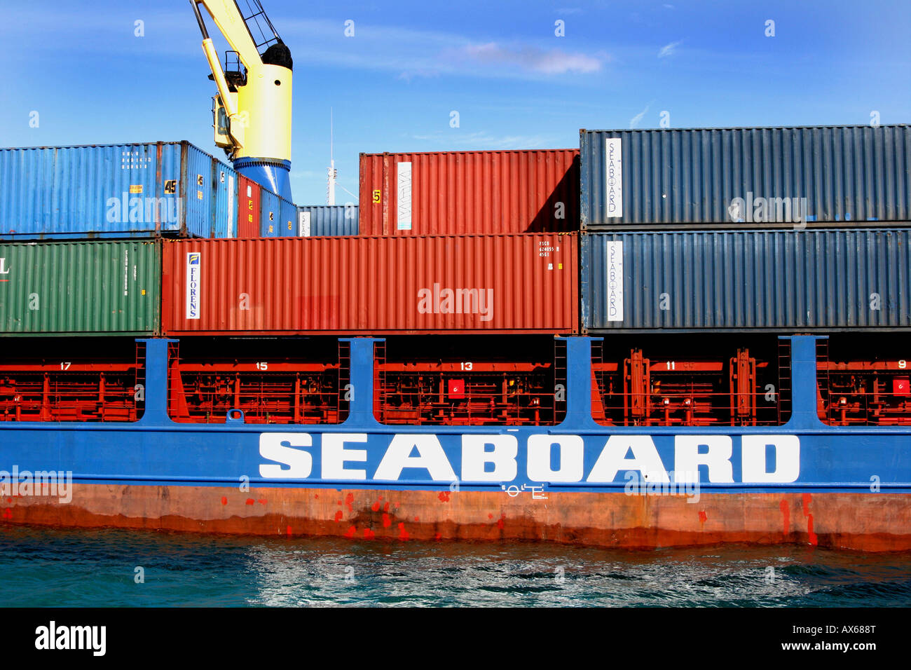 Contenitori erogare al carico di Grand Cayman nei Caraibi non rilasciato Foto Stock