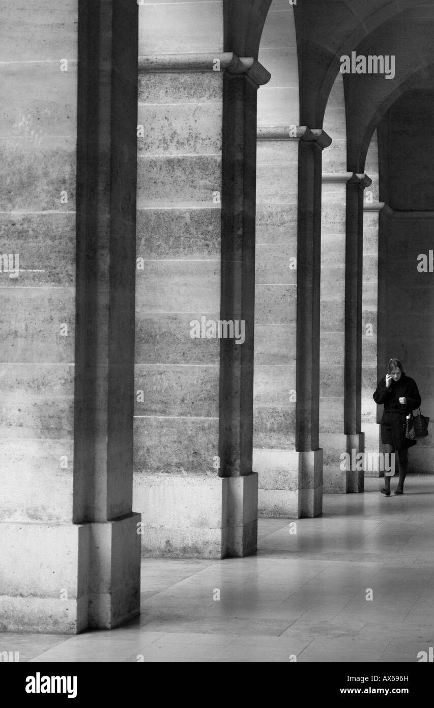 Ragazza camminare sotto arcate in Rue de Vaugirard PARIS FRANCIA Foto Stock