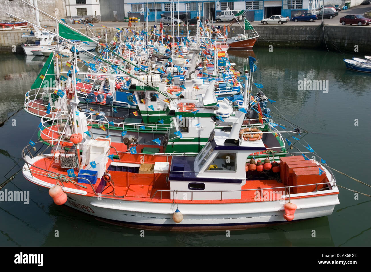 Le navi per la pesca a strascico e le barche nel porto di Puerto de Vega Costa Verde Spagna settentrionale Foto Stock