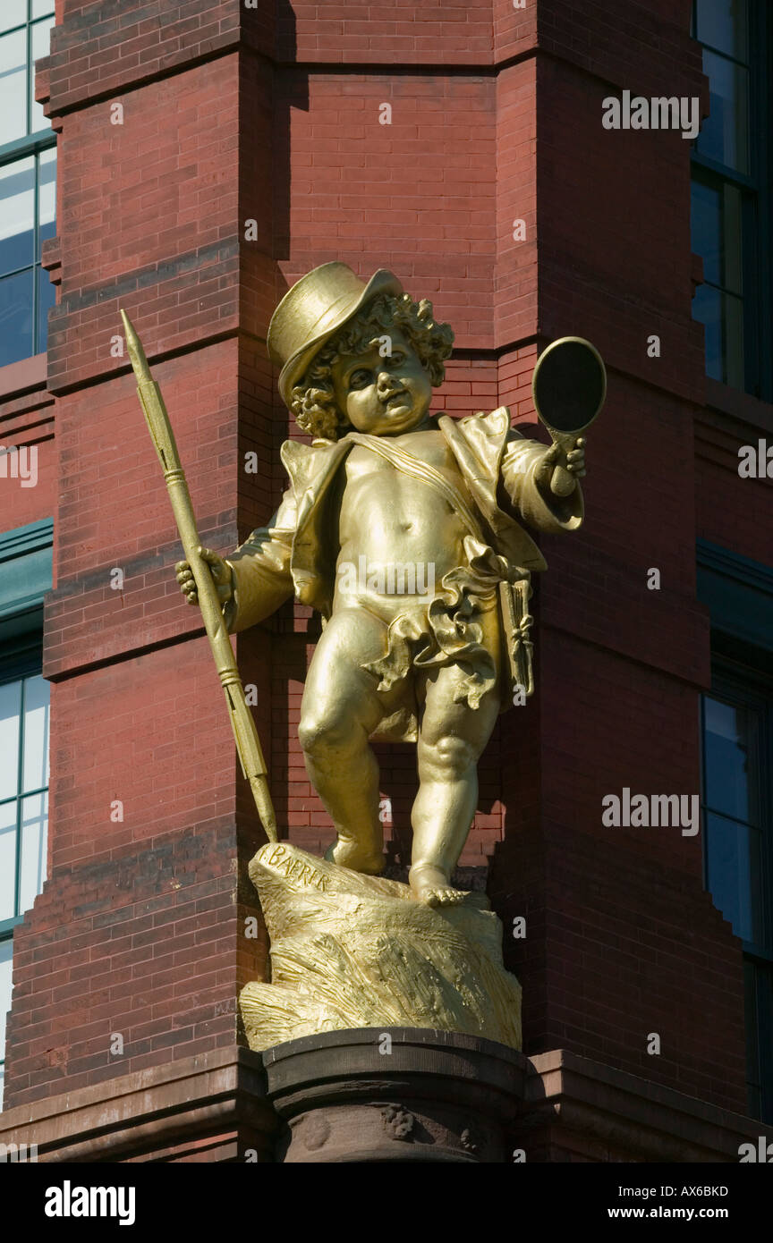 Statua di Puck adorna Puck Building in Manhattan Soho di New York City Foto Stock