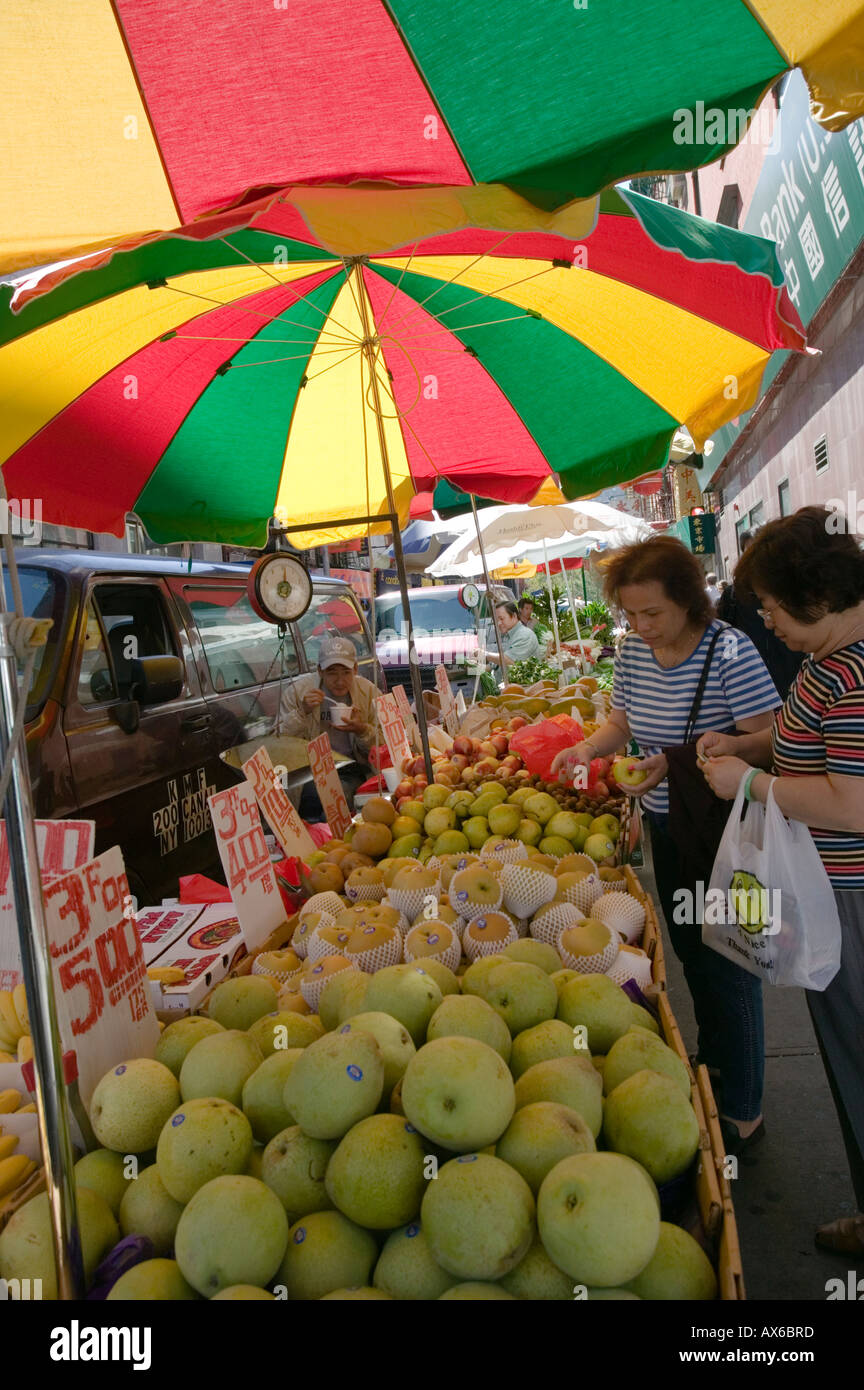 Outdoor mercato producono sotto gli ombrelloni colorati Chinatown di New York City Foto Stock