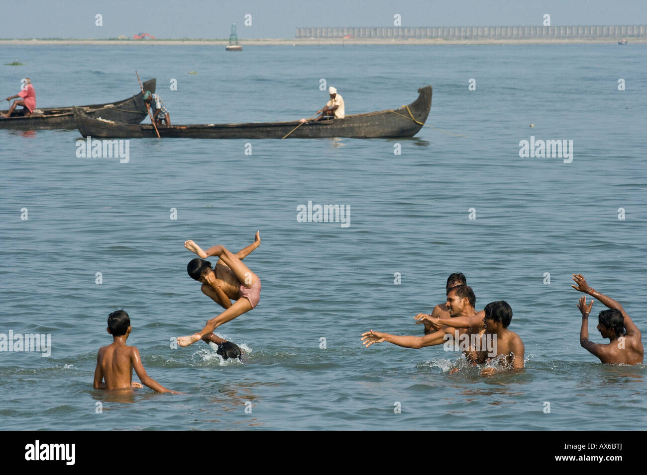 Giocoso nuotare nell'oceano in Cochin India Foto Stock