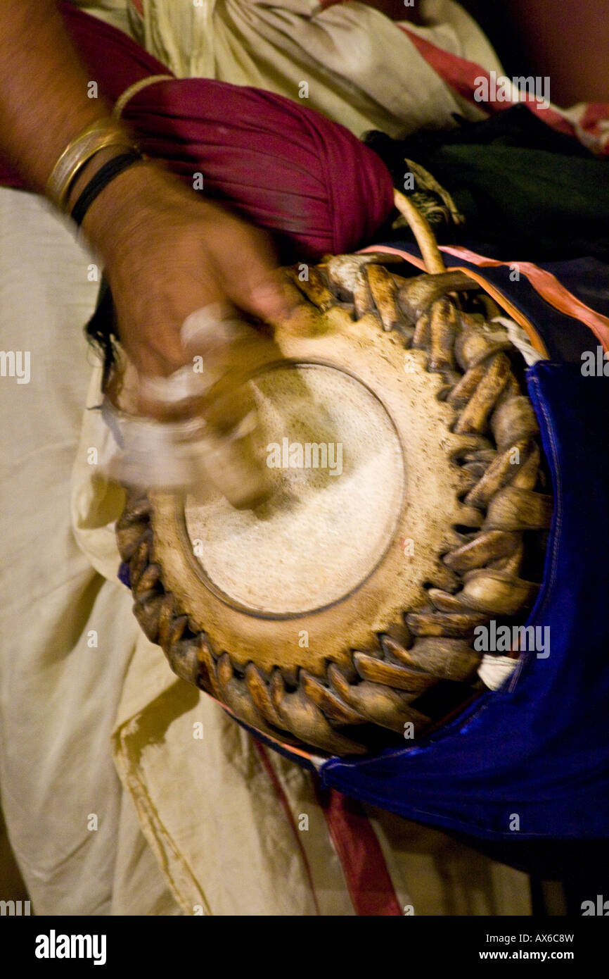Il batterista a Kathakali performance di danza in Cochin India Foto Stock