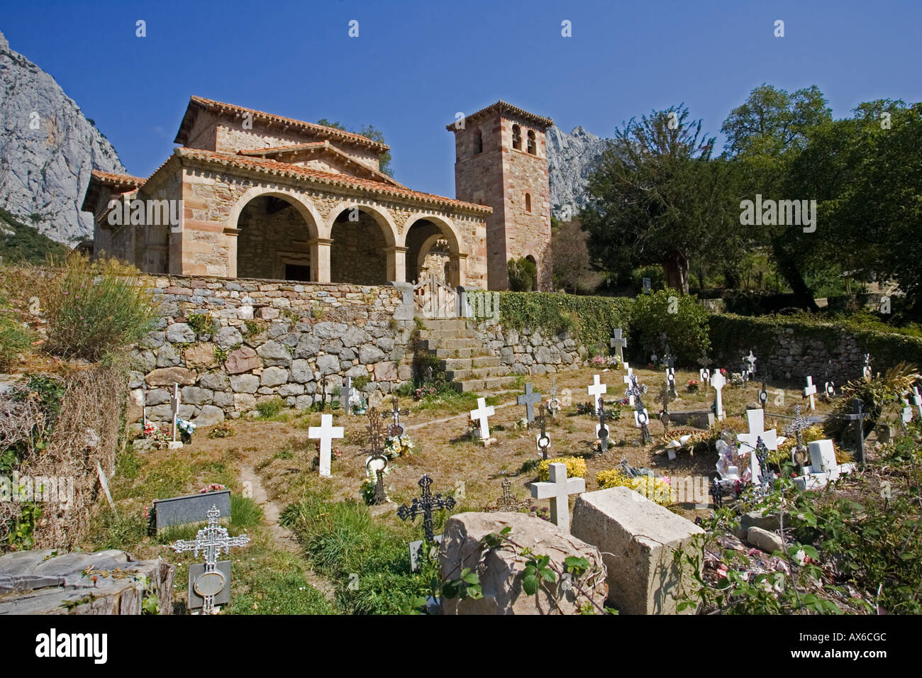 Decimo secolo la chiesa di Santa Maria in Hermida Gorge Lebena Cantabria Spagna Foto Stock