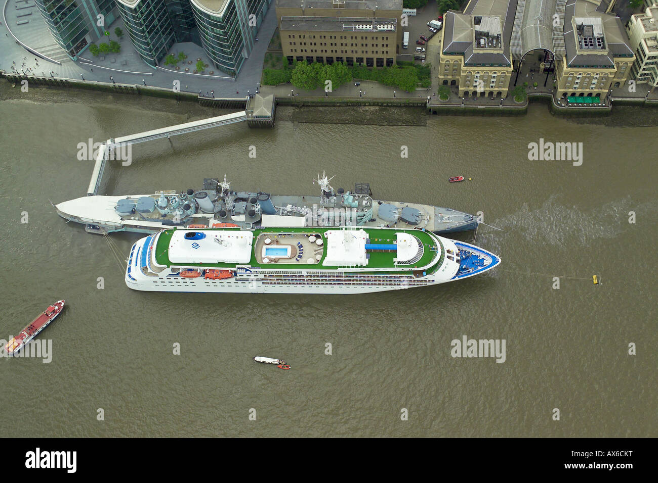 Vista aerea della nave da crociera Silver Cloud ormeggiato per HMS Belfast sul Fiume Tamigi a Southwark a Londra Foto Stock