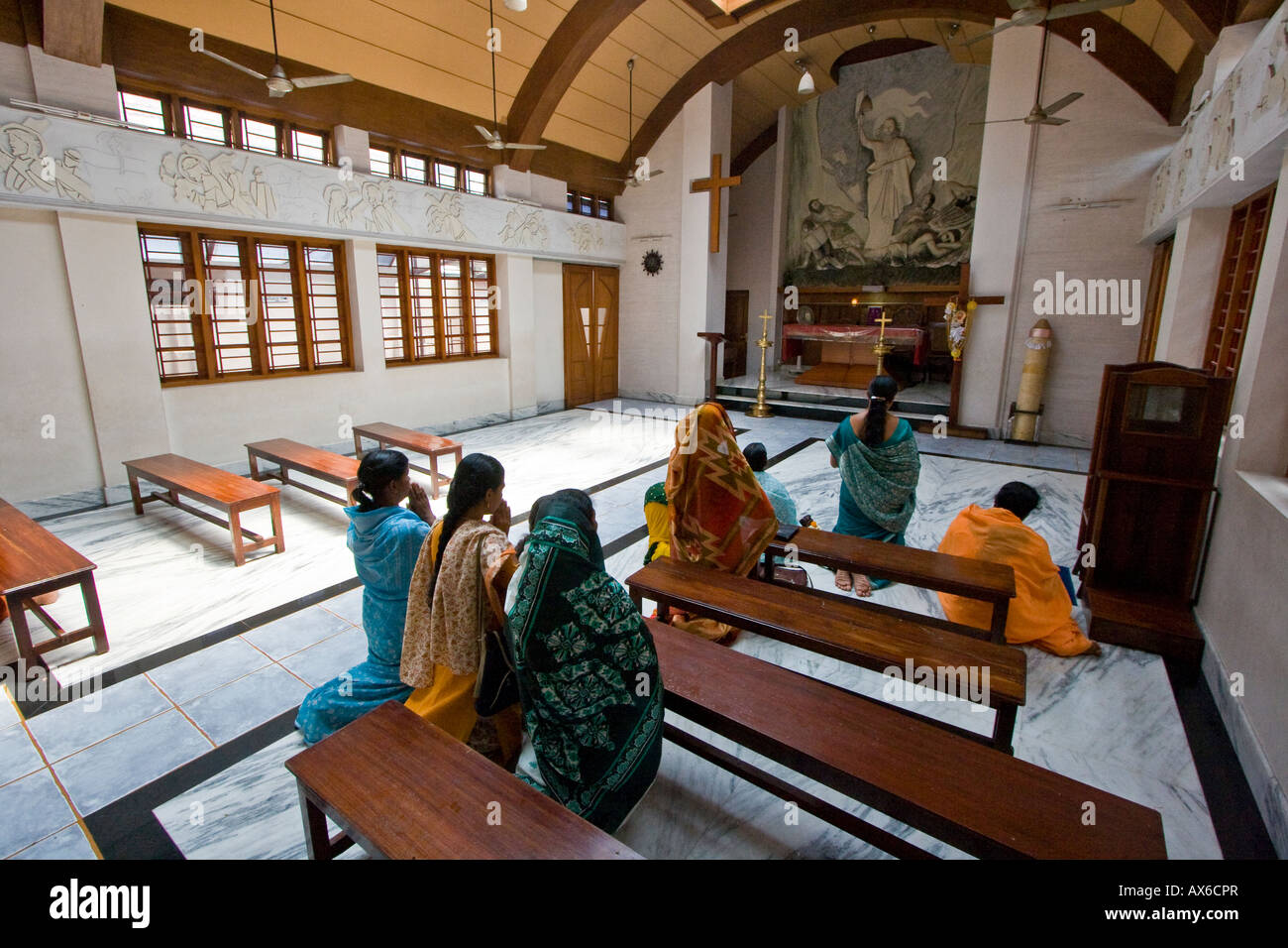 Le donne indiane pregando in Coonan o Croce santa chiesa cattolica in Mattancherry Cochin India Foto Stock Le donne indiane pregando in Coonan o Croce santa chiesa cattolica in Mattancherry Cochin India Foto Stock