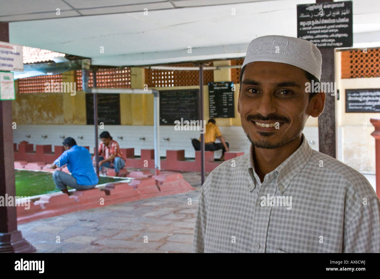 Uomo musulmano di fronte abluzione piscina in una moschea di Mattancherry Cochin India Foto Stock