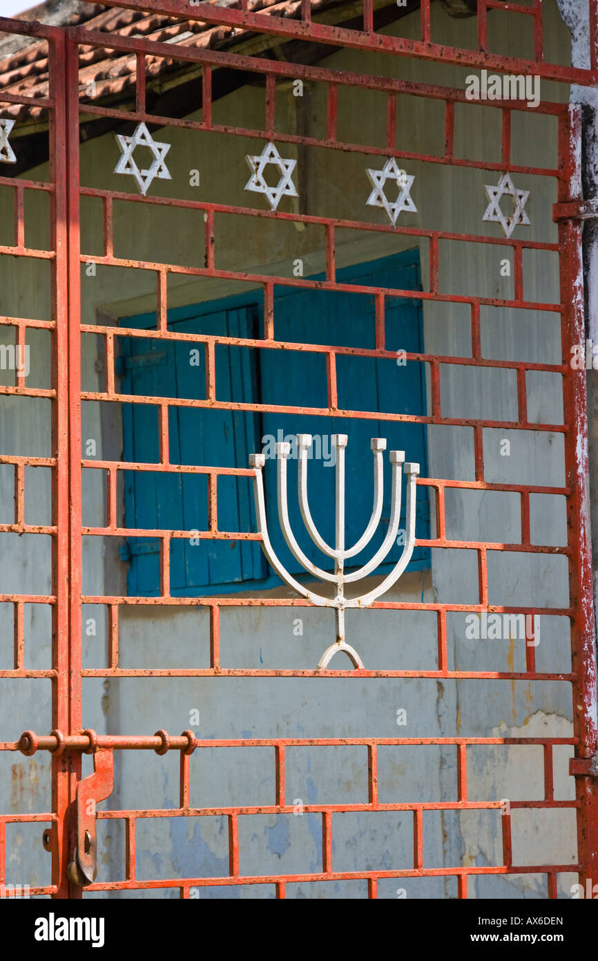 Simboli ebraici su un cancello al di fuori della Sinagoga di ebreo città Mattancherry Cochin India Foto Stock